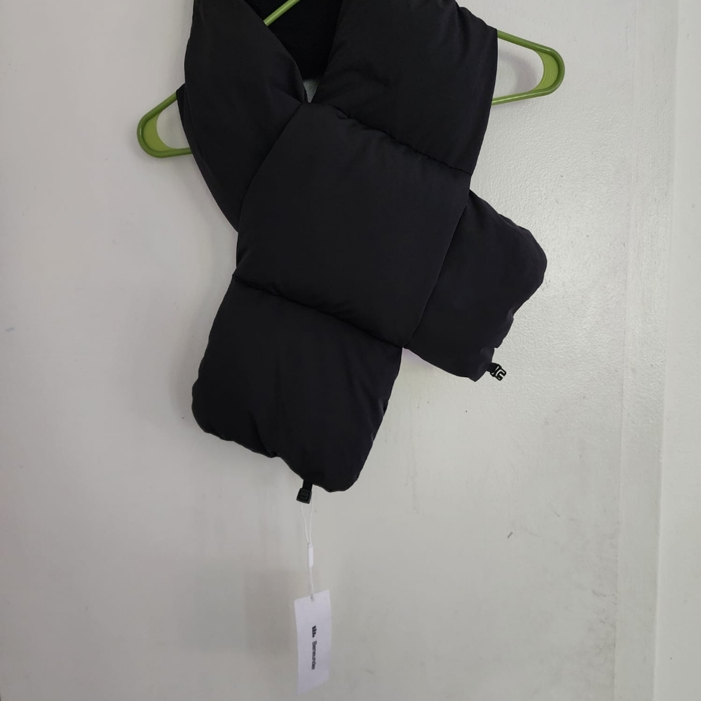 NWT BENEUNDER RECHARGEABLE HEATED SCARF WITHOUT BOX.